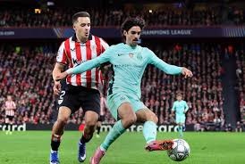 详解棒球规则中的“观众干预判定”当球迷在界外区接捕界内飞球